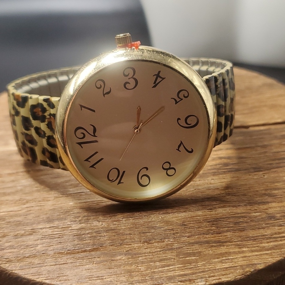 B3204 leopard watch needs batteries‎ vintage